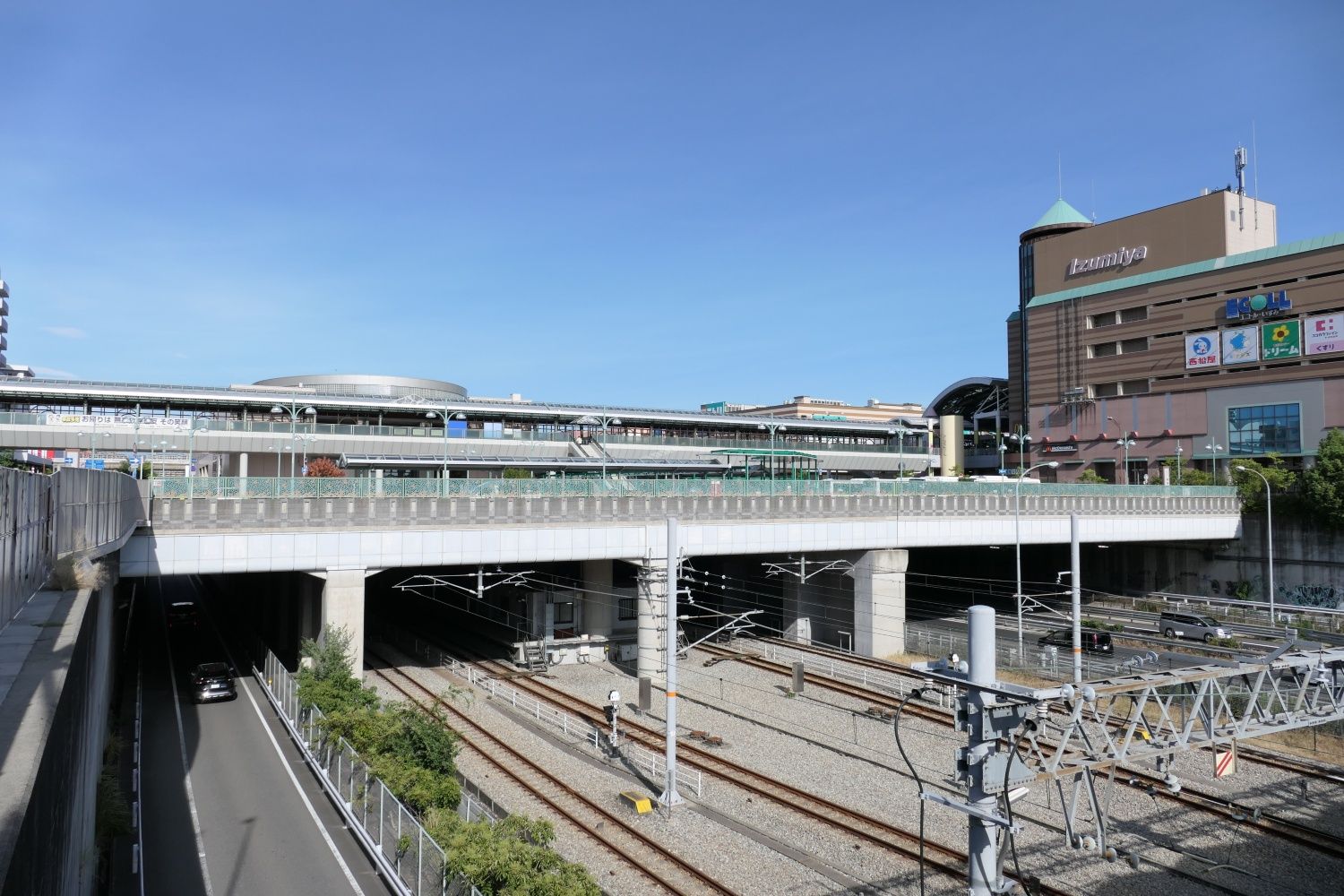 和泉中央は終着駅だが南西（画面右）へ線路が延びている（記者撮影）