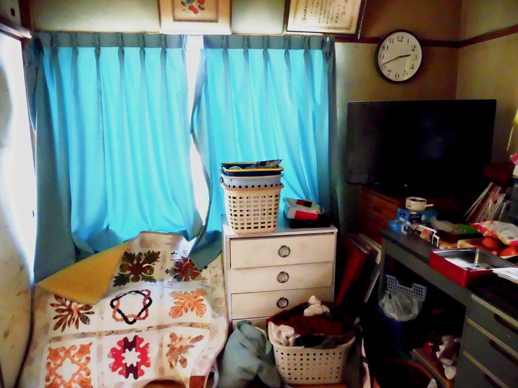 片づけ前の写真。足の踏み場もない様子が伝わる（写真：一般社団法人ホーム＆ライフ協会提供）