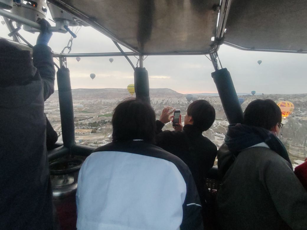 悲壮感がにじみ出ている筆者の背中（写真：筆者撮影）