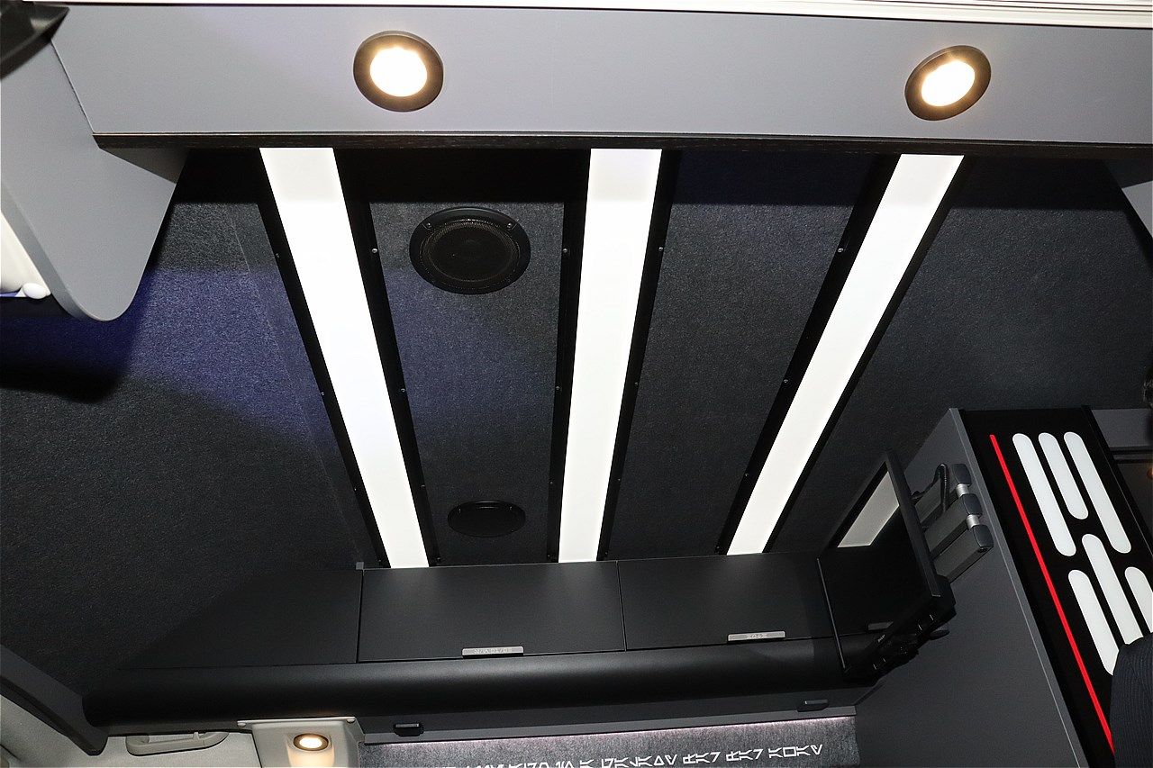 スター・ウォーズの世界観が広がるトイファクトリーのキャンピングカー「ダビンチ6.0＜スター・ウォーズ＞エディション」（筆者撮影）