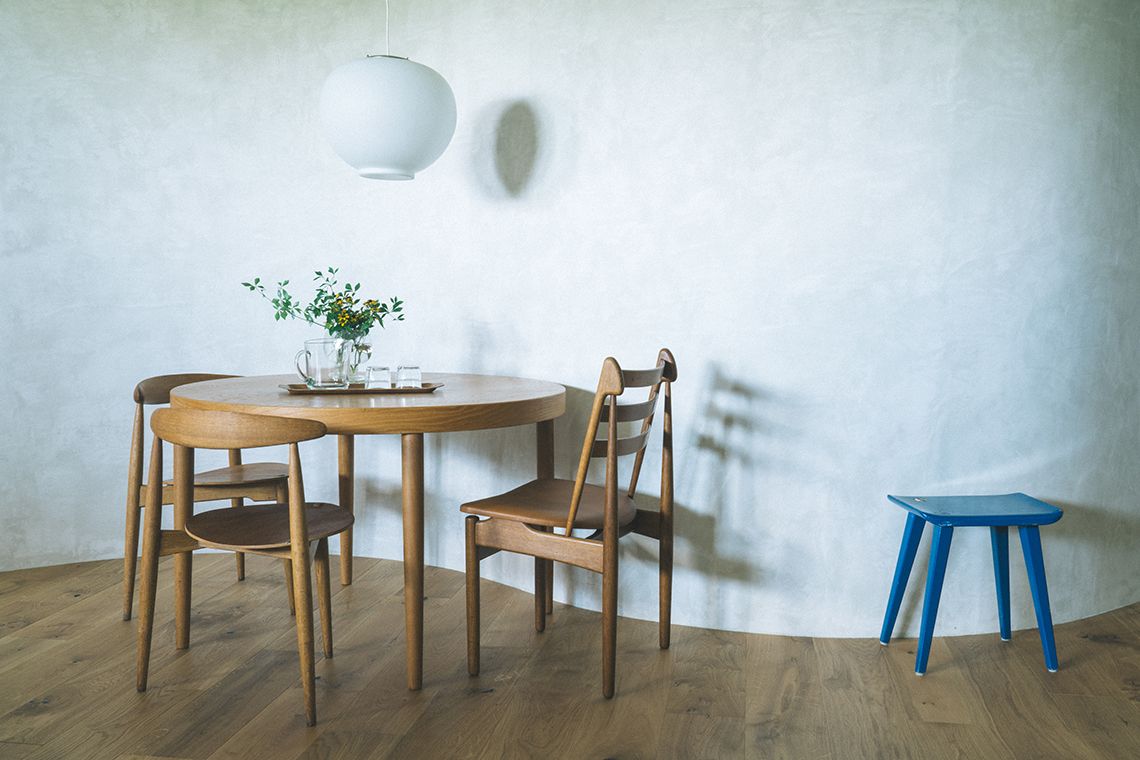 緑が飾られたダイニングスペース