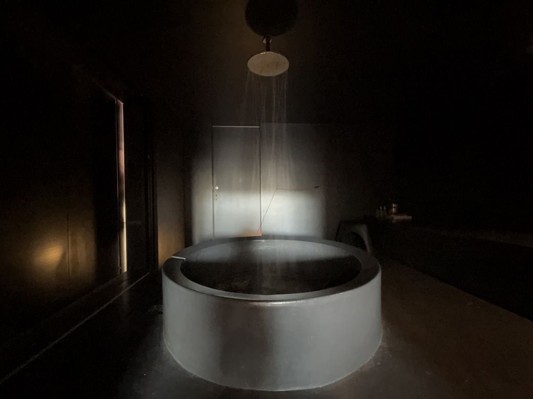 専用の暗室。ワークショップでつくった線香花火をすぐに楽しむことができる（写真：筆者撮影）