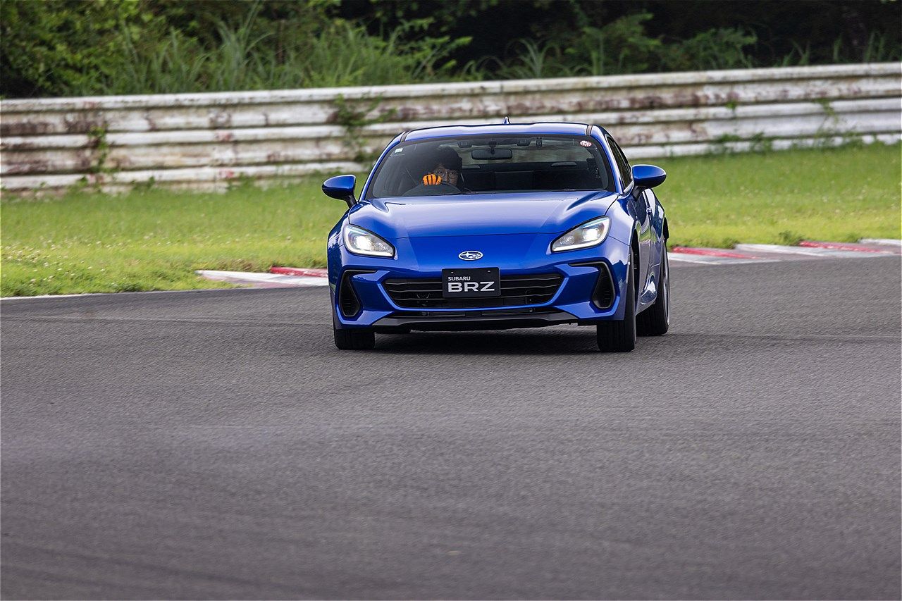 一部改良モデルのトヨタ「GR86」およびSUBARU「BRZ」のサーキット試乗会の様子（写真：三木宏章）