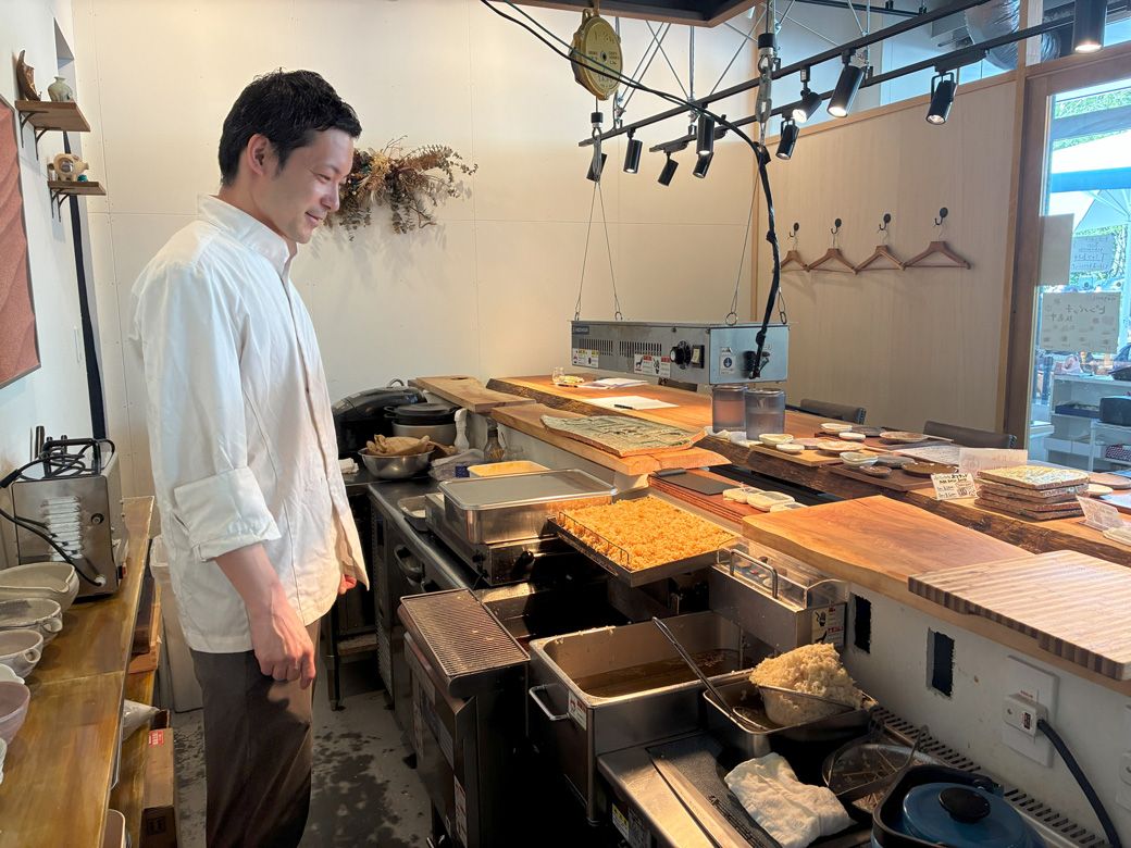 野口さんは控えめで、常に口元に微笑を浮かべている。けれど、その内側には強大な「巻き込み力」と反骨精神が秘められている（筆者撮影）