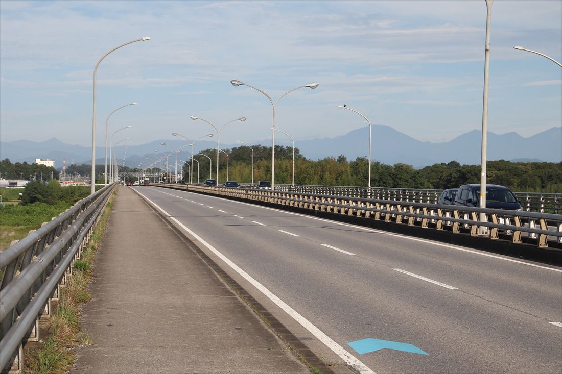 現在の柳田大橋（2025年8月18日7時26分）。ライトライン開業前の渋滞がウソだったかのように両車線とも交通量が激減している（筆者撮影）