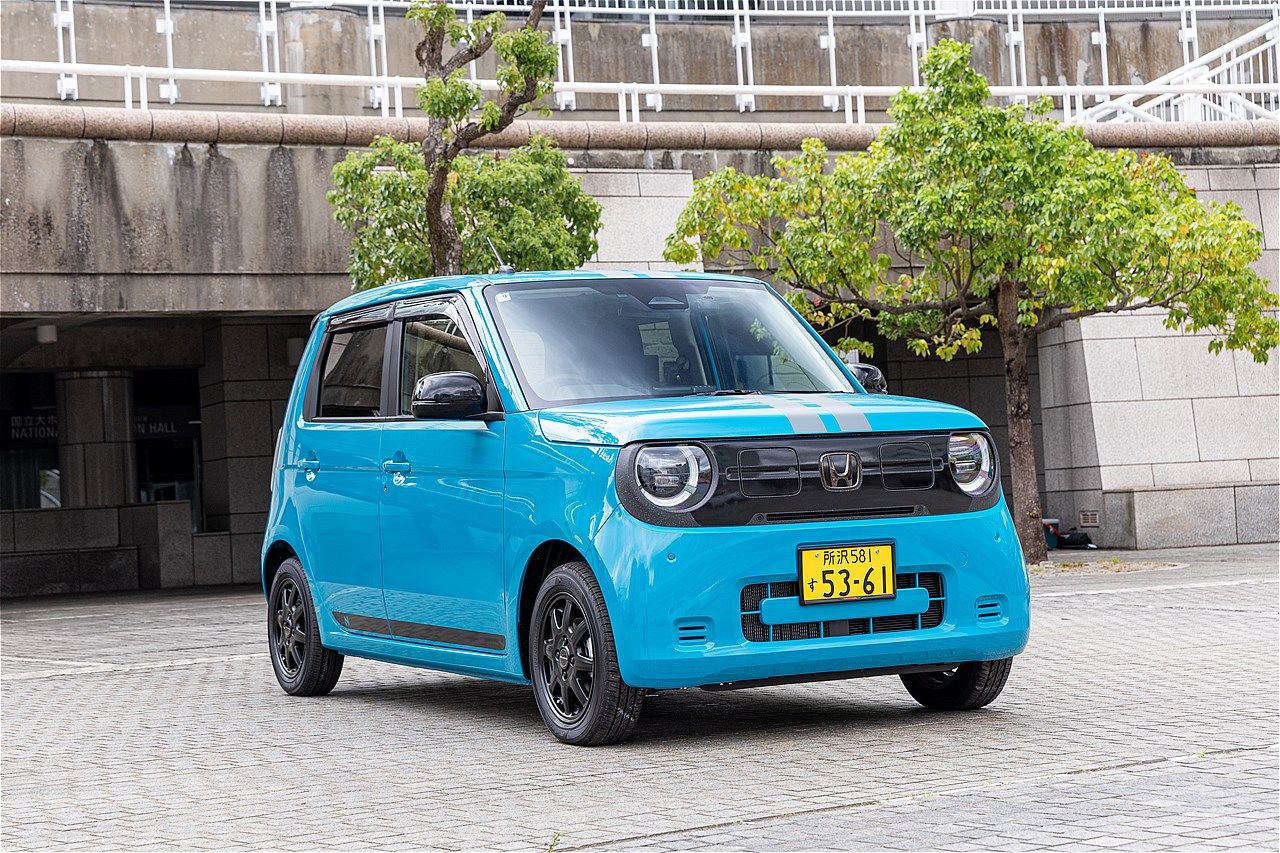 純正アクセサリーを手がけるホンダアクセスが展開するアイテムと、それらを装着したホンダ「N-ONE e:」（写真：三木 宏章）