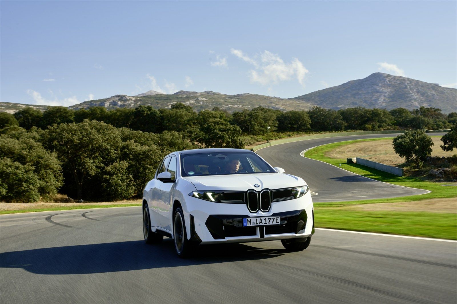 BMW iX3（写真：BMW）