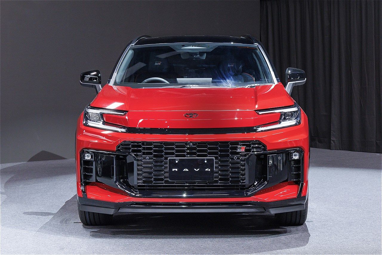 トヨタ新型「RAV4 GR SPORT（プロトタイプ）」（写真：トヨタ自動車）