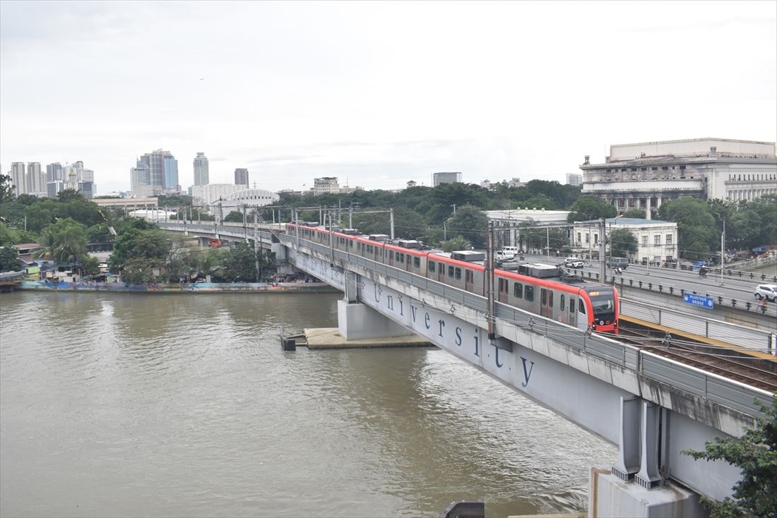 FEATI大学はキャンパス内を後から開業したLRT1号線が貫いている。そのため、鉄橋にはFEATI大学の文字がある（筆者撮影）