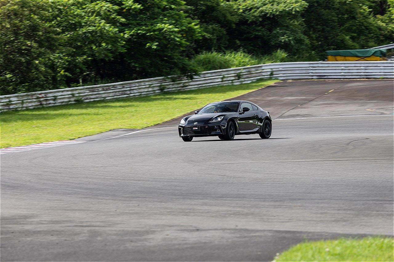 一部改良モデルのトヨタ「GR86」およびSUBARU「BRZ」のサーキット試乗会の様子（写真：三木宏章）