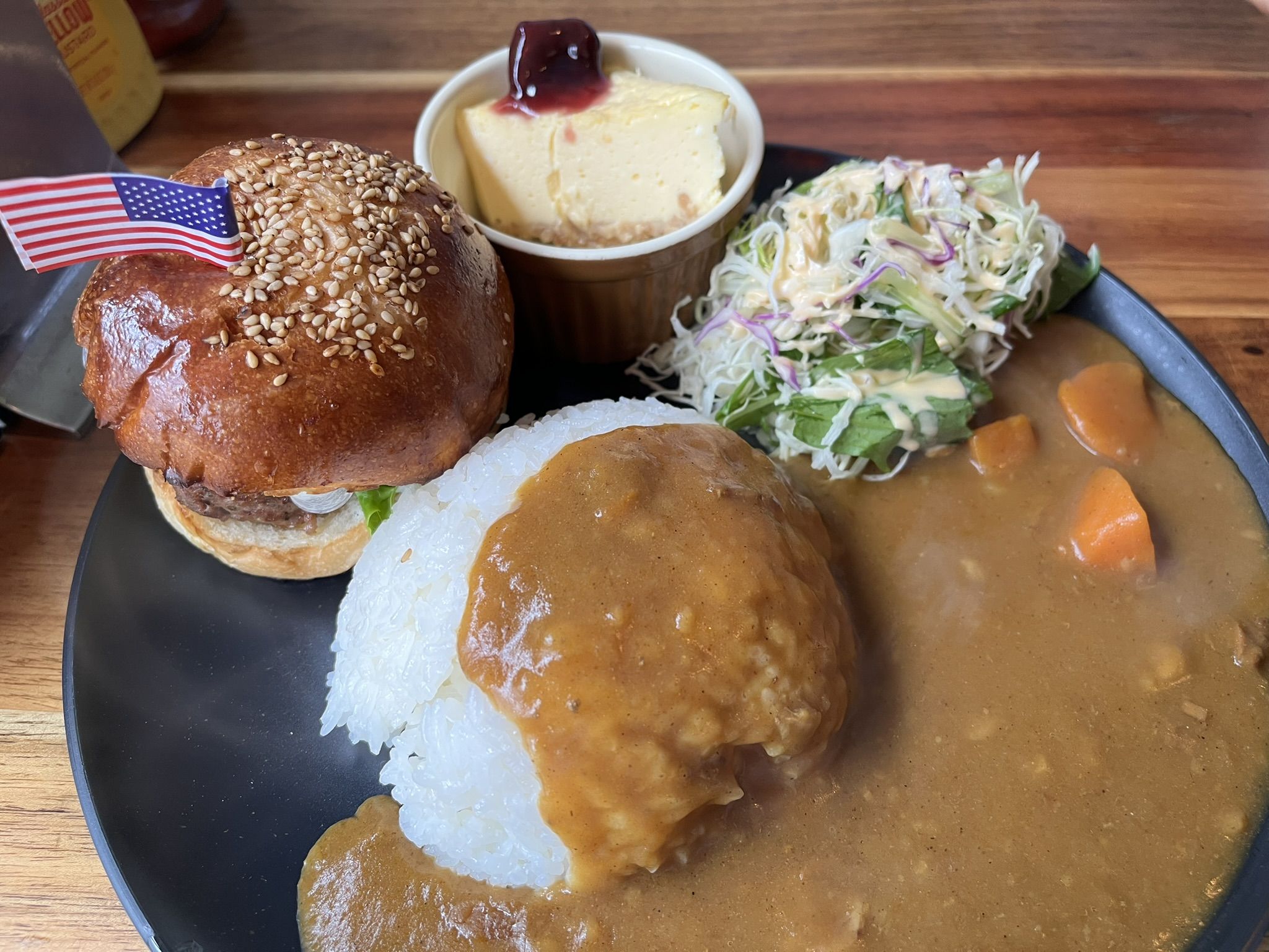 「横須賀海軍カレー」「ネイビーバーガー」「チェリーチーズケーキ」の3つが載った人気の「ヨコスカプレート」（筆者撮影）
