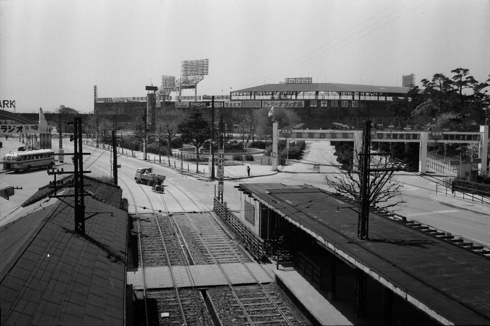 1960年当時の阪神甲子園駅前。かつて路面電車の阪神甲子園線が走っていた。奥が甲子園球場（出典：にしのみやデジタルアーカイブ）
