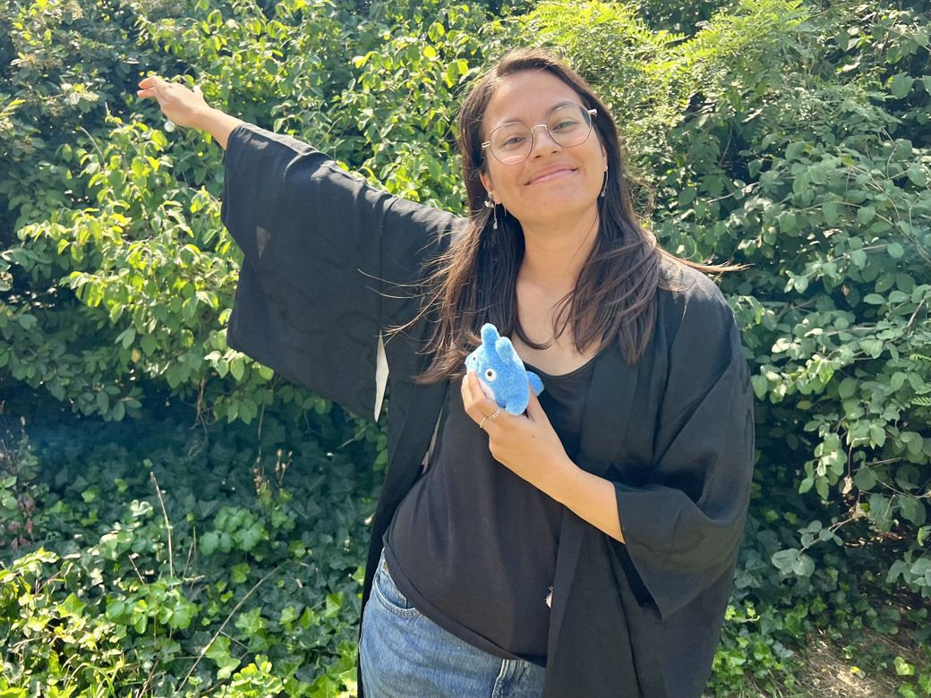 羽織をカーディガンの代わりにしているエミリーさん（筆者撮影）