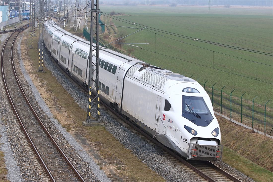 チェコのヴェリム実験線で走行試験を行うアルストム製の新型TGV「TGV-M」（アヴェリア・ホライズン）（撮影：橋爪智之）