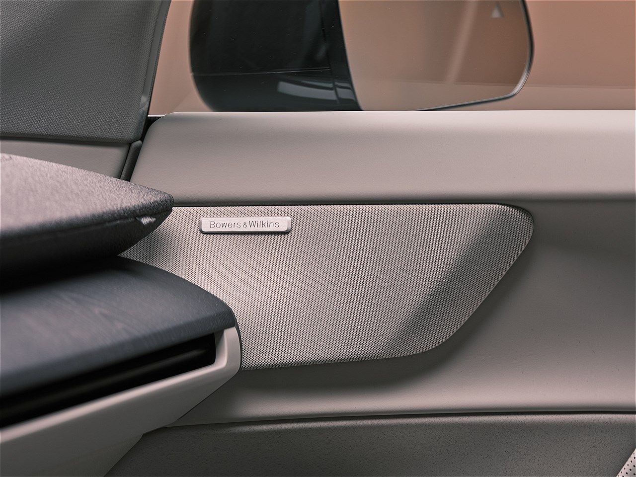 スウェーデン本社で2026年1月21日（現地時間）、世界初公開されたボルボの新型電動ミッドサイズSUV「EX60」（写真：ボルボ・カー・ジャパン）