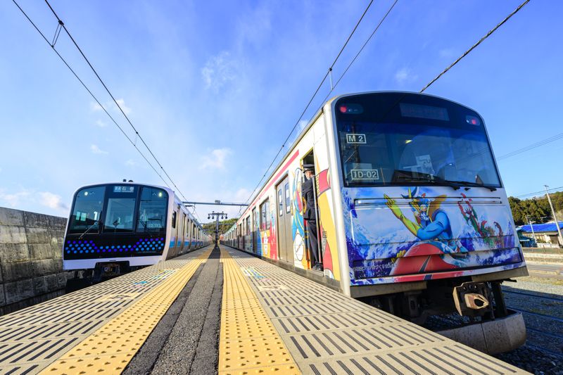 デビューしたてのE131系と、引退間近の205系マンガッタンライナーIIが離合する。この組み合わせは後にも先にも1週間限りの貴重な光景となった（筆者撮影）