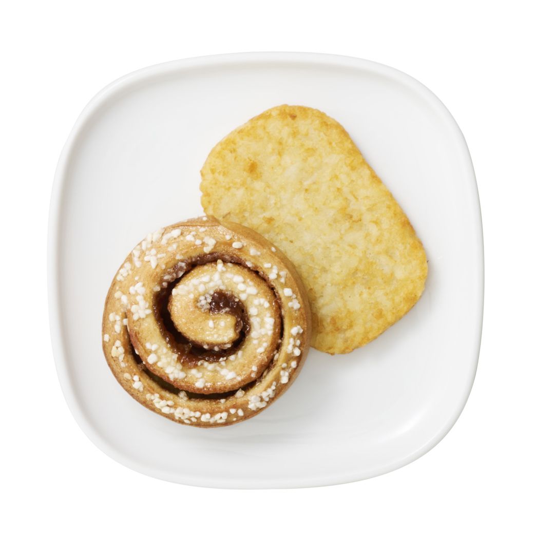 イケアのロングセラー商品であるシナモンロールに、ハッシュドポテトがついた「モーニングAセットは、現在100円で提供されている（写真：イケア提供）
