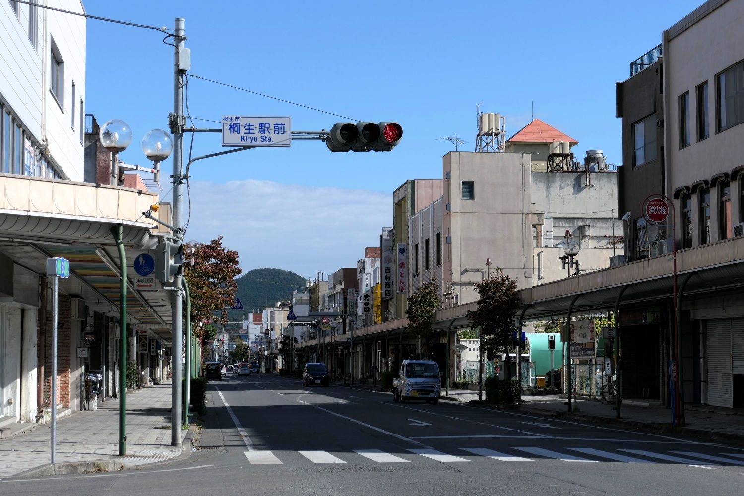 桐生駅前の交差点。昔ながらの商店が軒を連ねる（編集部撮影）