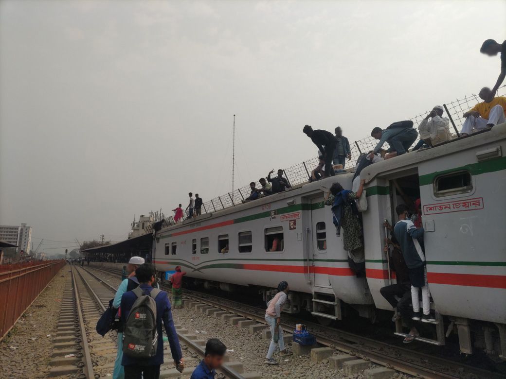 バングラデシュで筆者が乗った鉄道はこれ。車内はギュウギュウで、スーツケースの持ち込みは絶対に無理だろうなと感じた（筆者撮影）