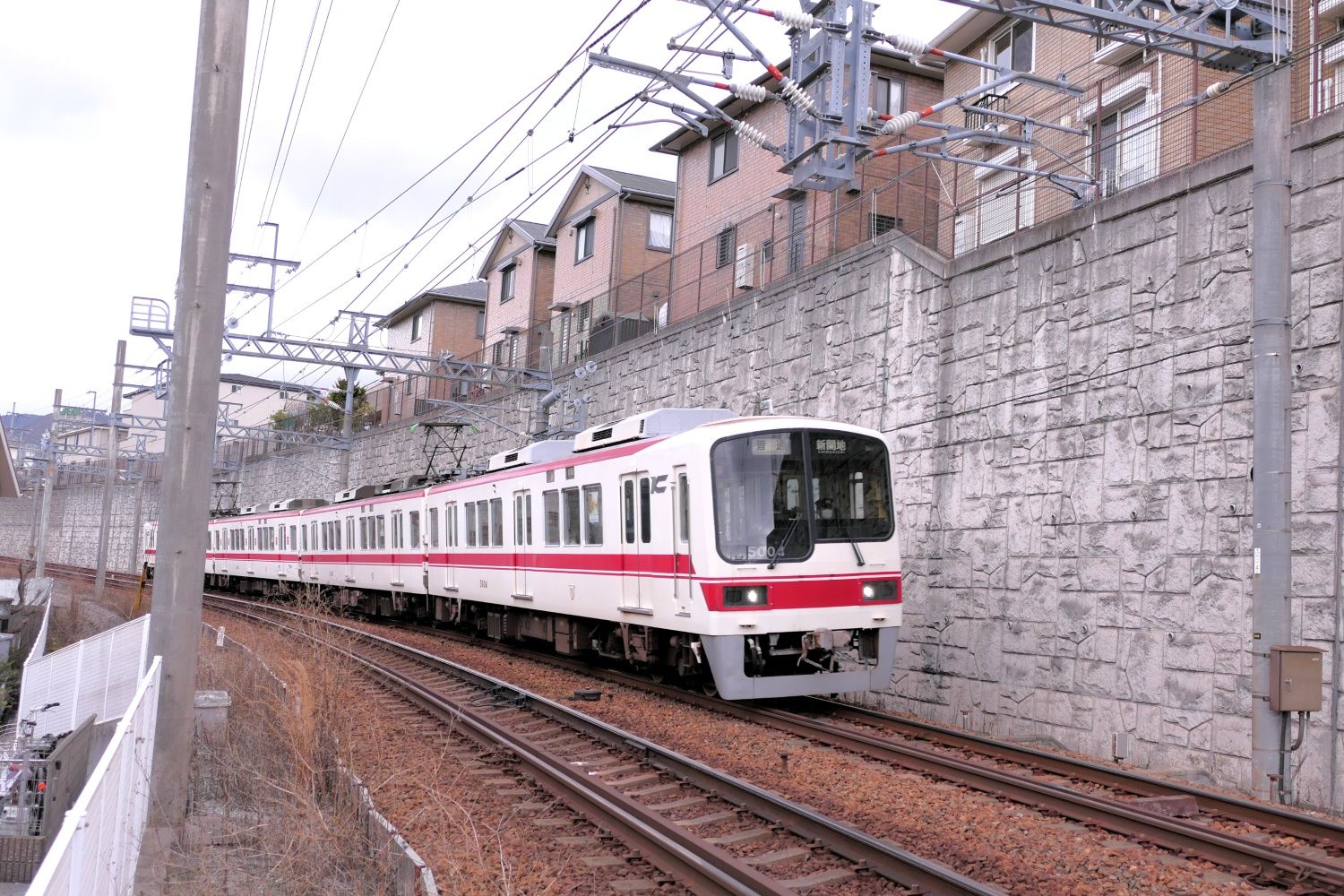 三田方面から谷上駅へ到着する神戸電鉄有馬線の電車。沿線では住宅地の開発が進められてきた（編集部撮影）