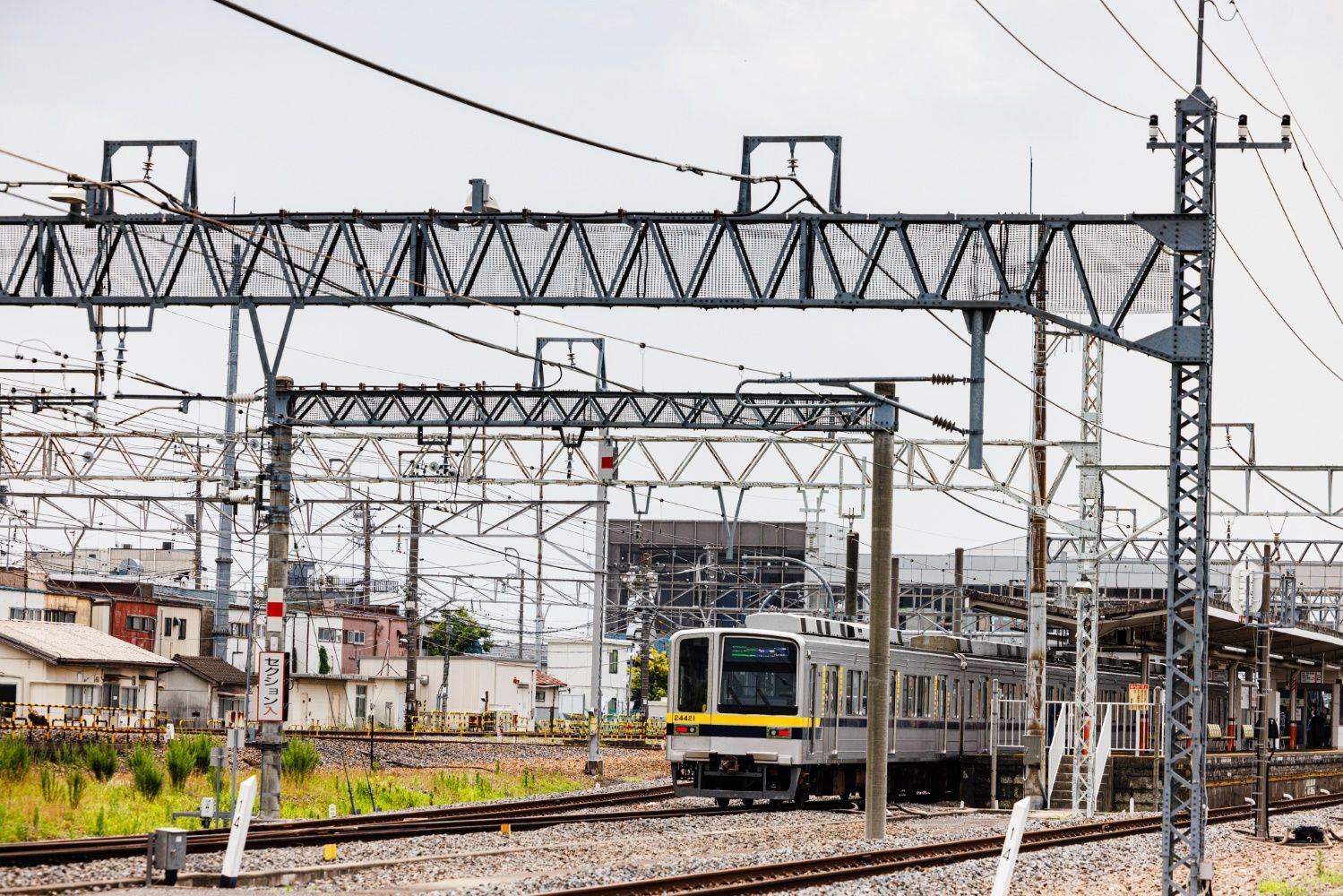 栗橋駅に入る東武日光線の上り列車。奥にはJRの線路が見える（撮影：鼠入昌史）
