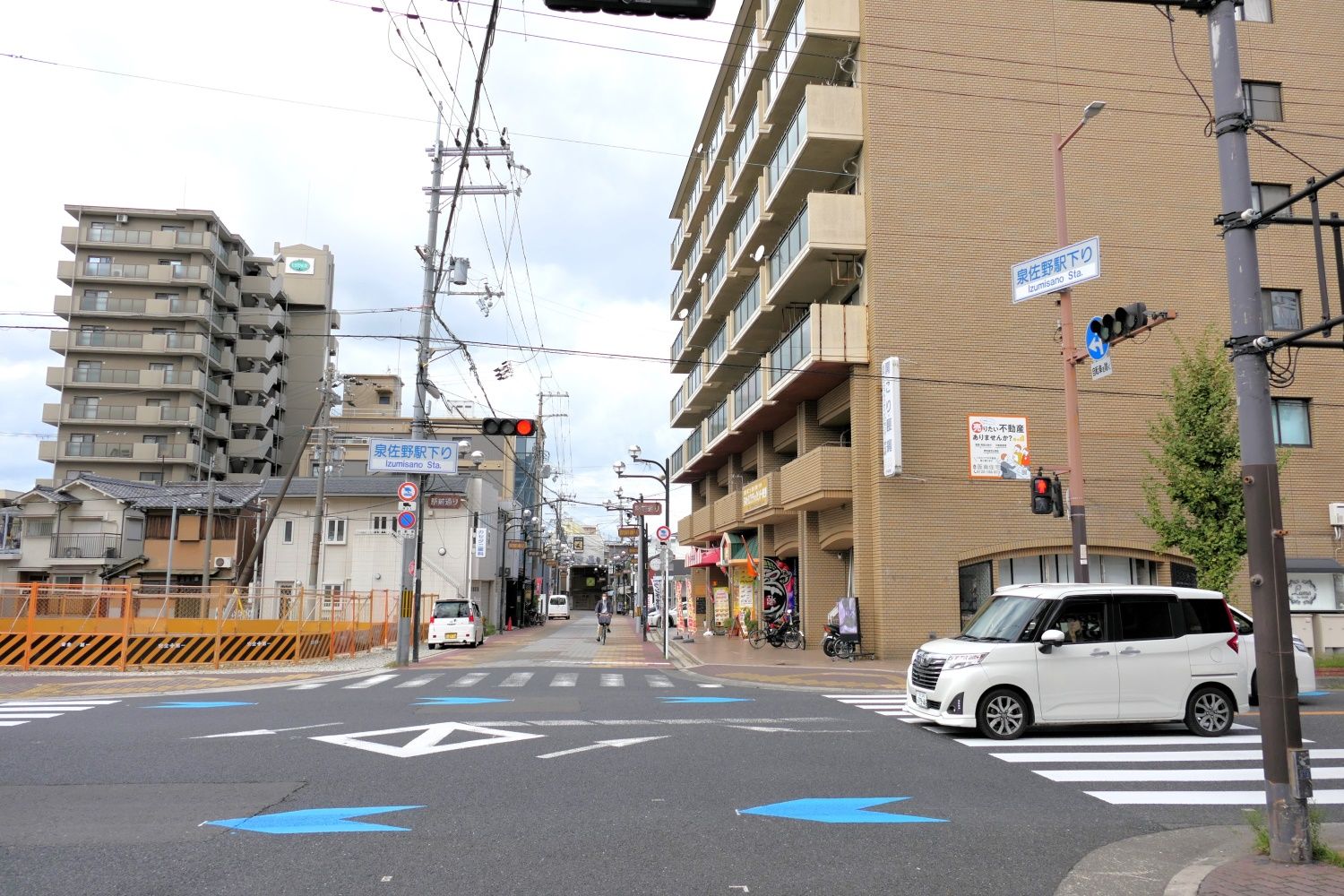 「泉佐野駅下り」の交差点（記者撮影）