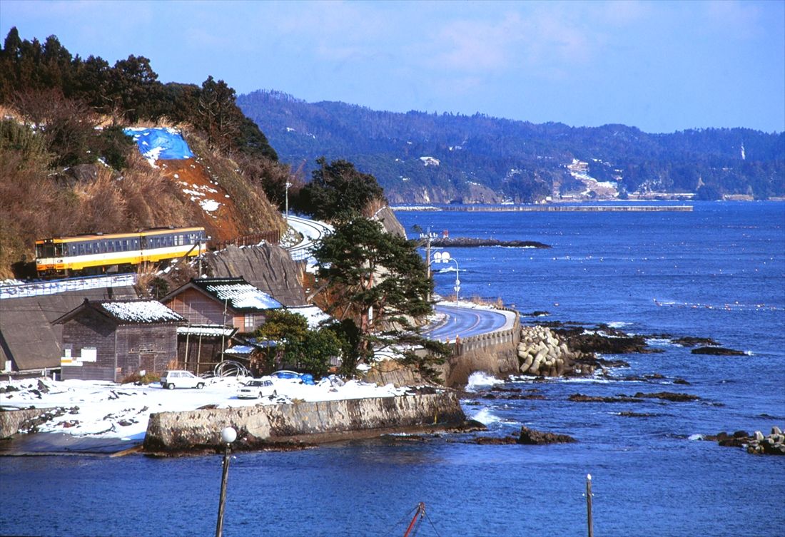 穴水付近の美しい海岸線に沿ってのと鉄道の気動車が走る（撮影：南正時）