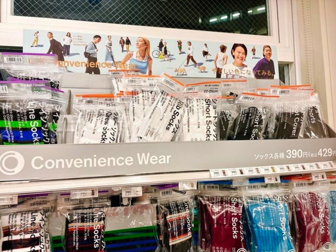 下段に見える秋の限定カラーを含め、ソックスは多くの種類が売られていた（写真／編集部撮影）