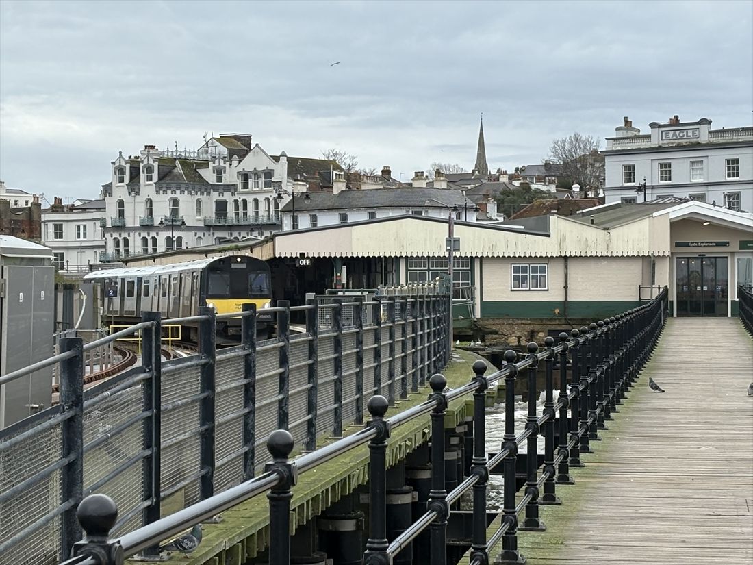 ライド・エスプラネード駅とアイランドラインの電車。右側の歩行者用桟橋にはかつて「ライドピア・トラムウェイ」という別の鉄道が走っていた（筆者撮影）