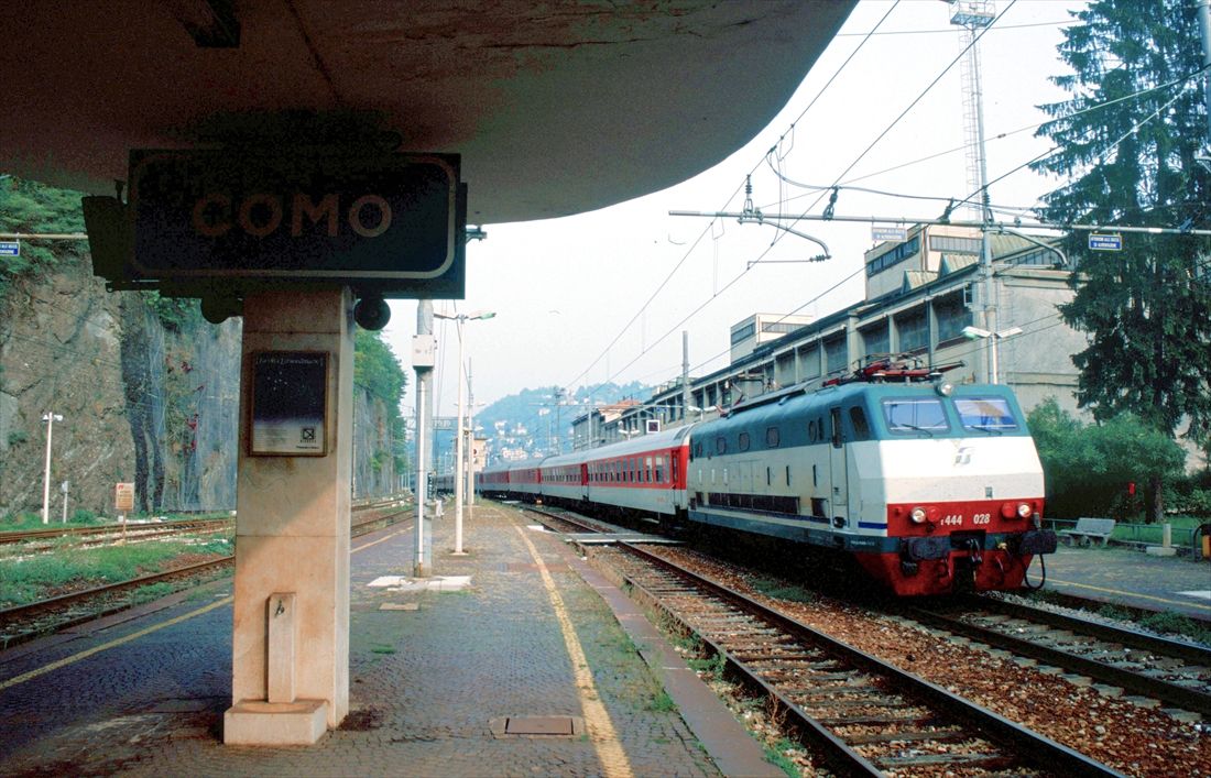 イタリアのコモ駅へ進入する夜行列車「シティナイトライン」（撮影：橋爪智之）