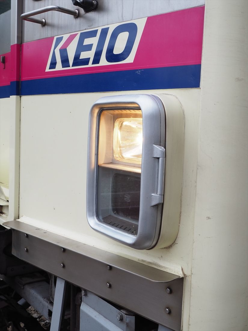 前照灯と尾灯を縦に並べた角型のライト（記者撮影）