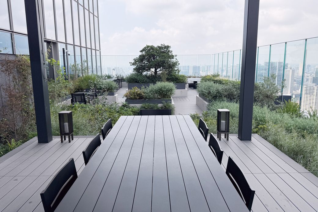 東京の絶景を独り占めできるテラス席。風が吹き抜け植栽もたっぷりの贅沢空間です（筆者撮影）