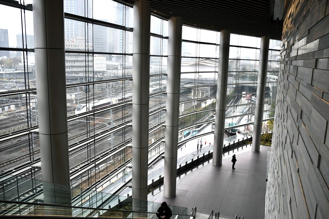 高輪ゲートウェイシティからはさまざまな列車が見える。ビル内から見た常磐線の特急列車（記者撮影）