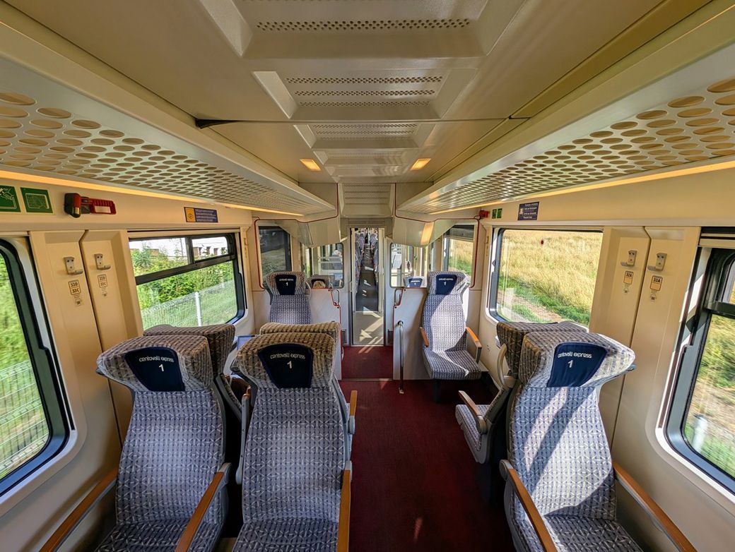 チェントヴァッリ鉄道のこぢんまりとした車内（写真：筆者撮影）