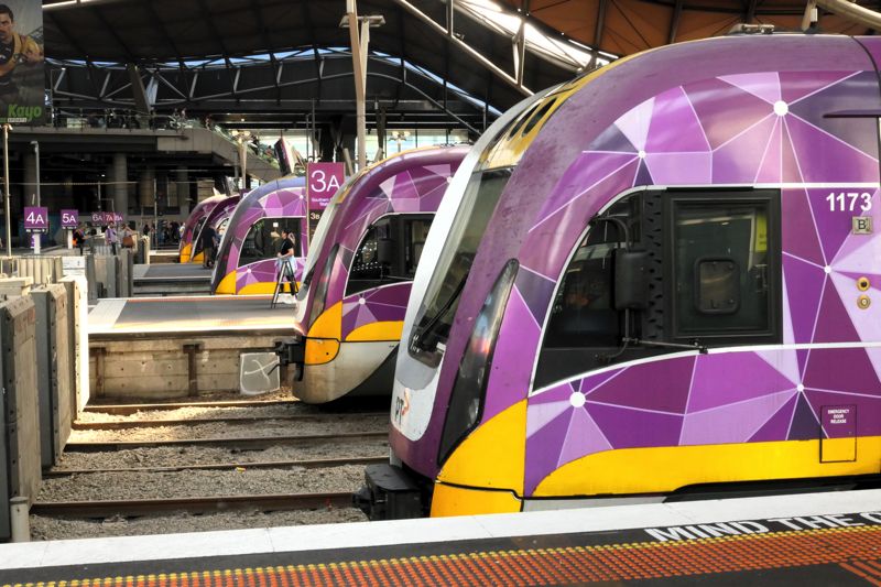 ドイツ製ディーゼルカー「ロードシティ」が並ぶサザンクロス駅（筆者撮影）