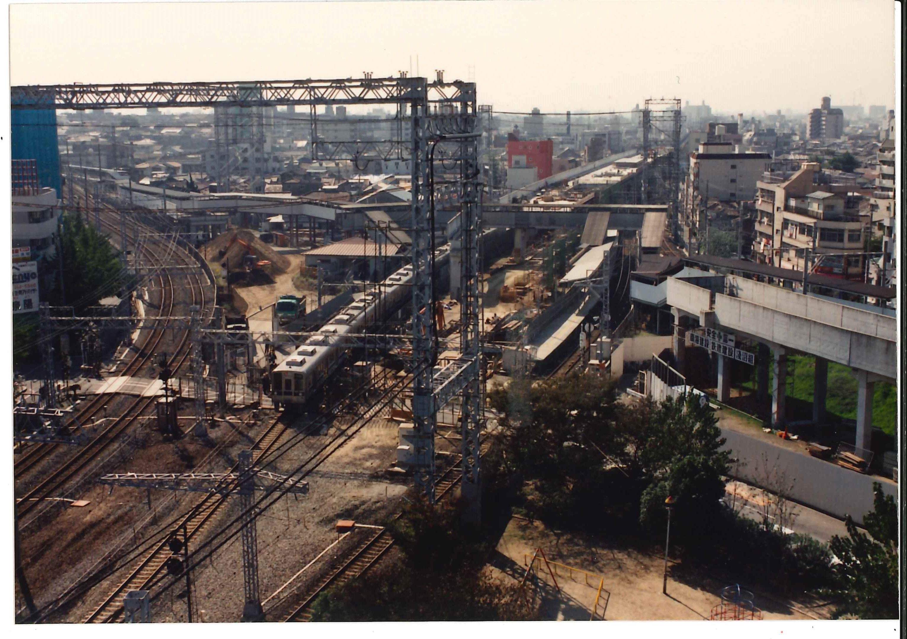北側上空から見た高架化工事中の様子＝1990年（写真：南海電鉄）