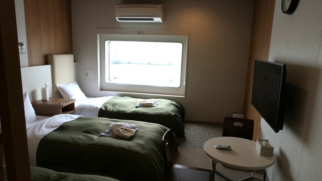 追加料金を出せば、豪華な部屋に宿泊できる。写真は宮崎カーフェリー「たかちほ」プレミアムツイン（筆者撮影）