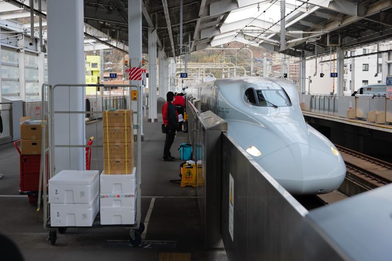 さくら546号新大阪行が入線。九州・山陽新幹線を経由してKITTE大阪を目指す（筆者撮影）