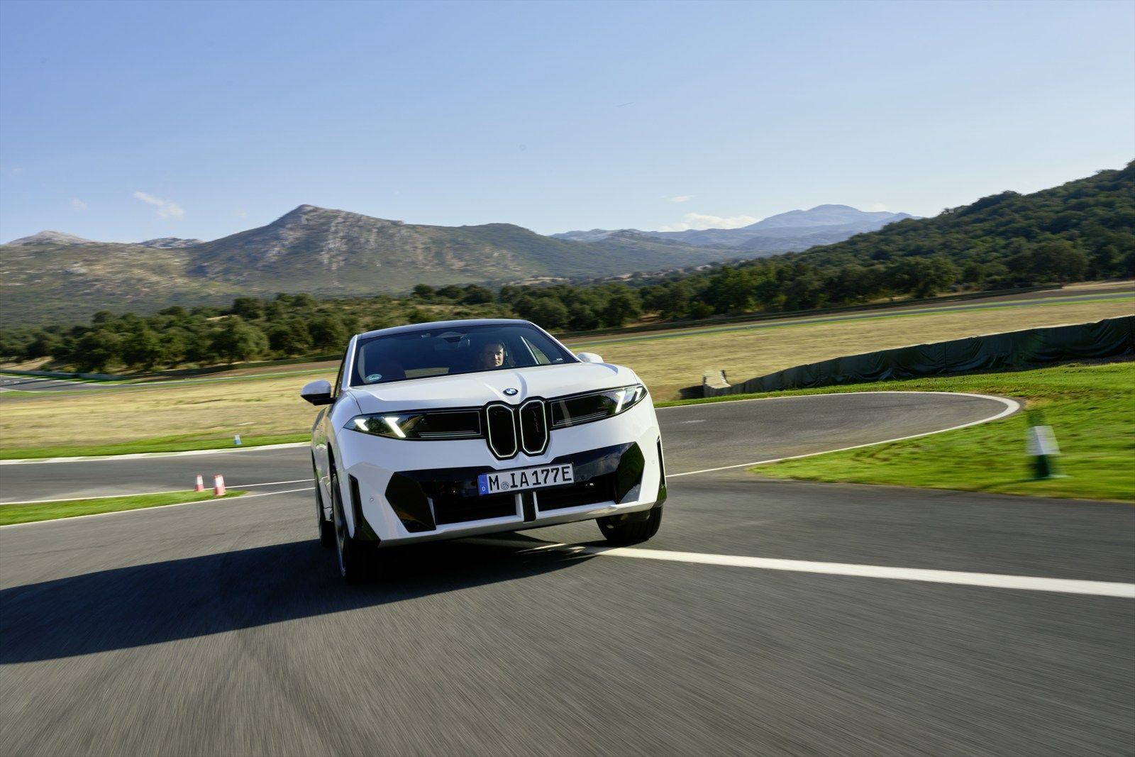 BMW iX3（写真：BMW）