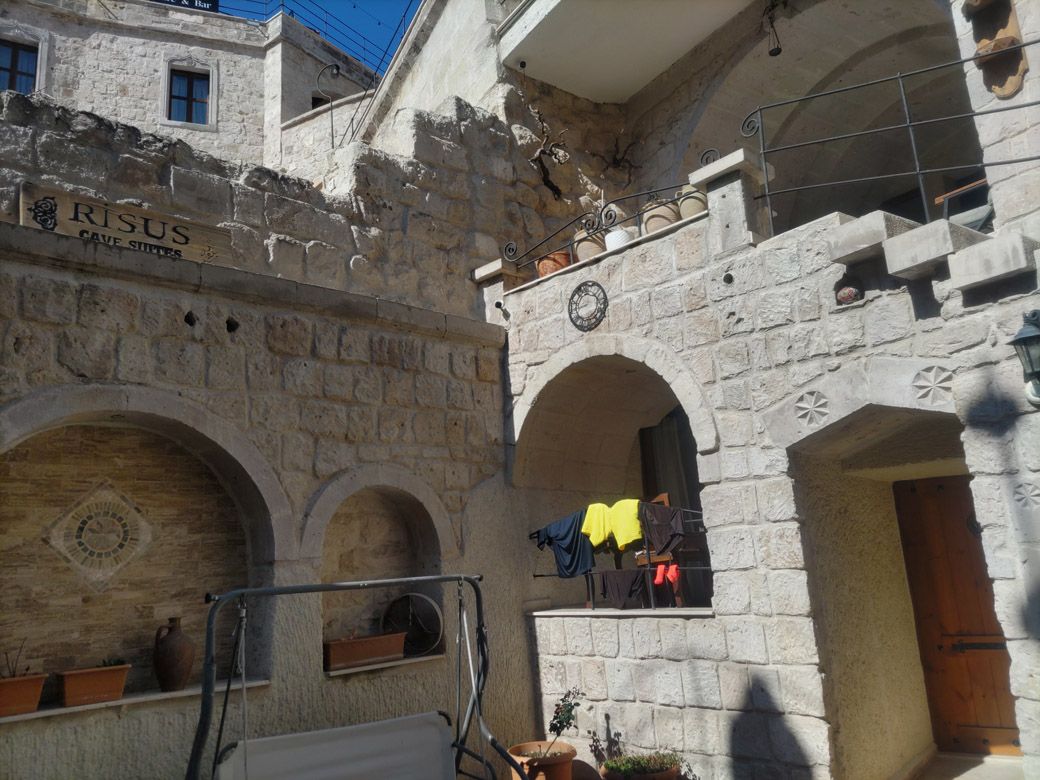 トルコの“洞窟ホテル”ではYONEXの服を手洗い。ベランダに干した（筆者撮影）