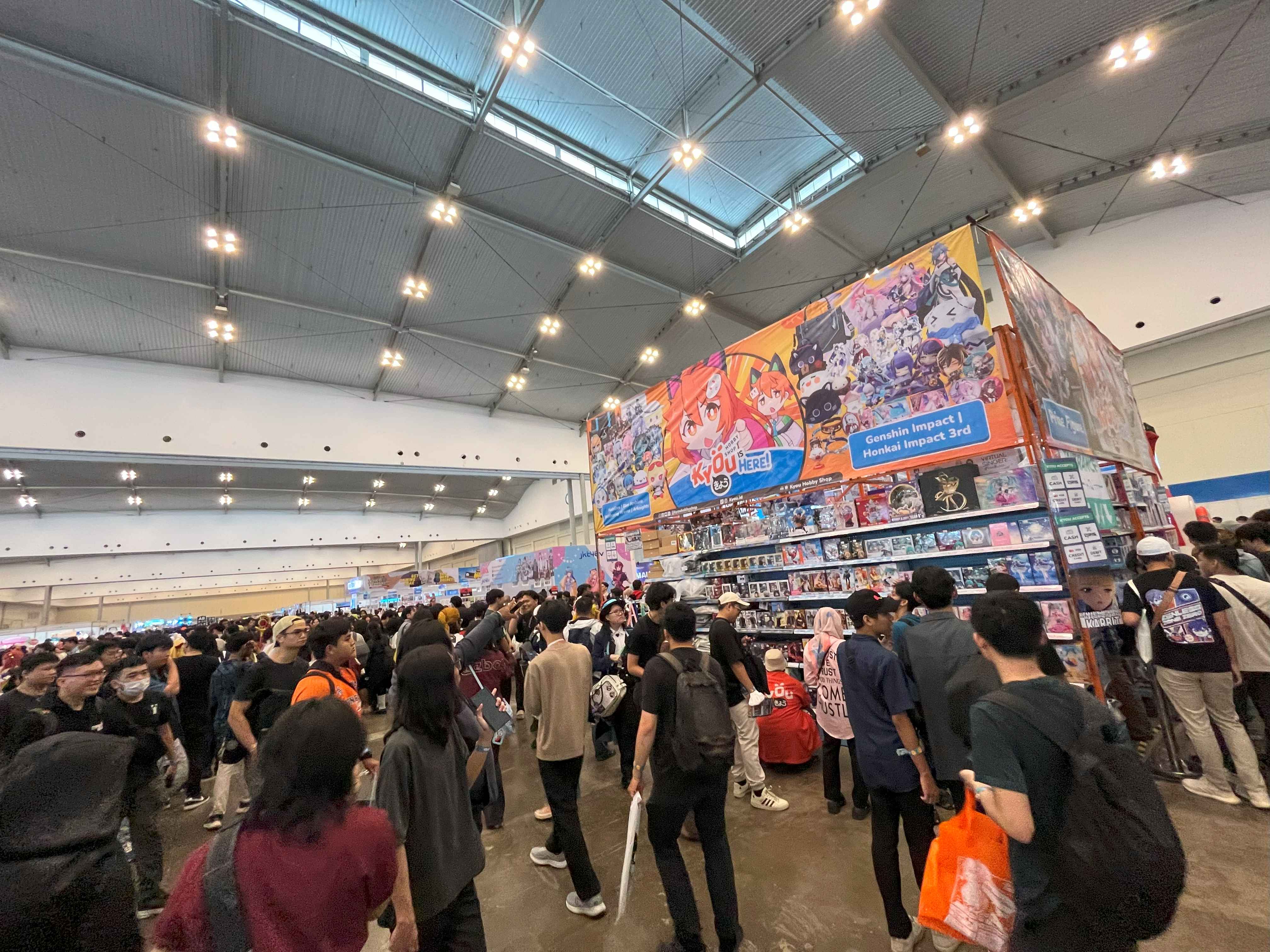 入口付近の企業ブース。アニメグッズが販売され、人だかりができている