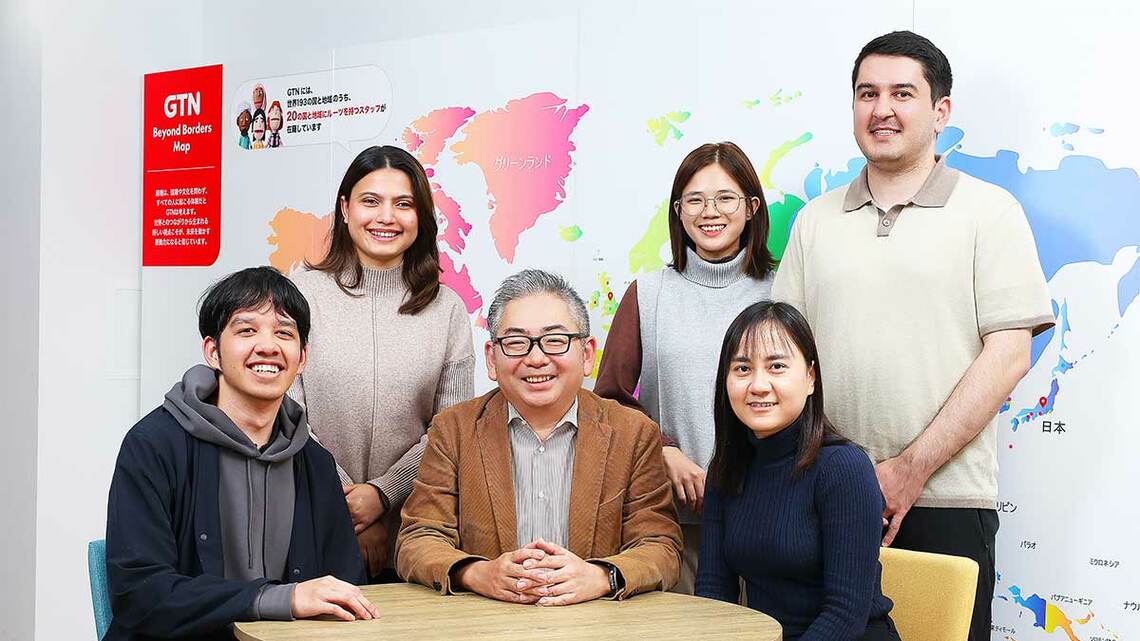 グローバルトラストネットワークス 代表取締役 後藤裕幸と外国人スタッフ