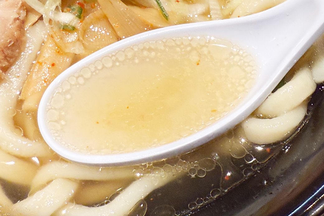 透き通ったスープは、ほどよい塩気であっさりした味わい（筆者撮影）