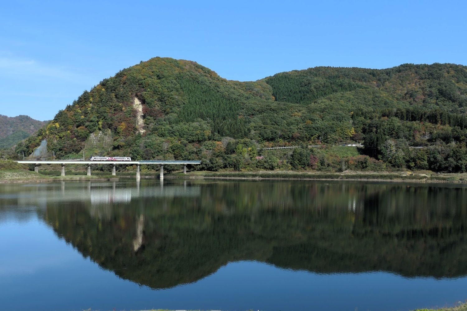 錦秋湖を眺めながら走る「ひなび」（記者撮影）