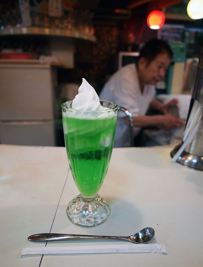 2016年に来店した際に飲んだクリームソーダ。奥に初代店主のふさ子さんが映り込んでいる（著者撮影）