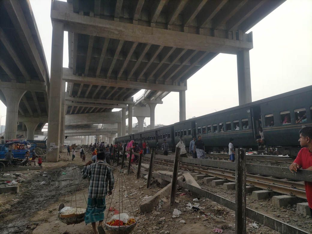 左手にスラムがある（筆者撮影）