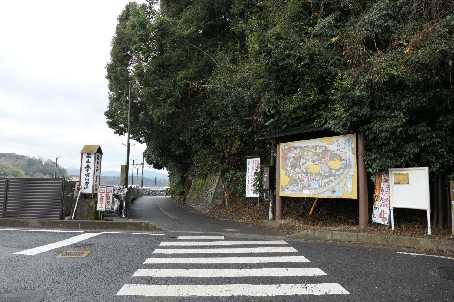 石山寺駅前