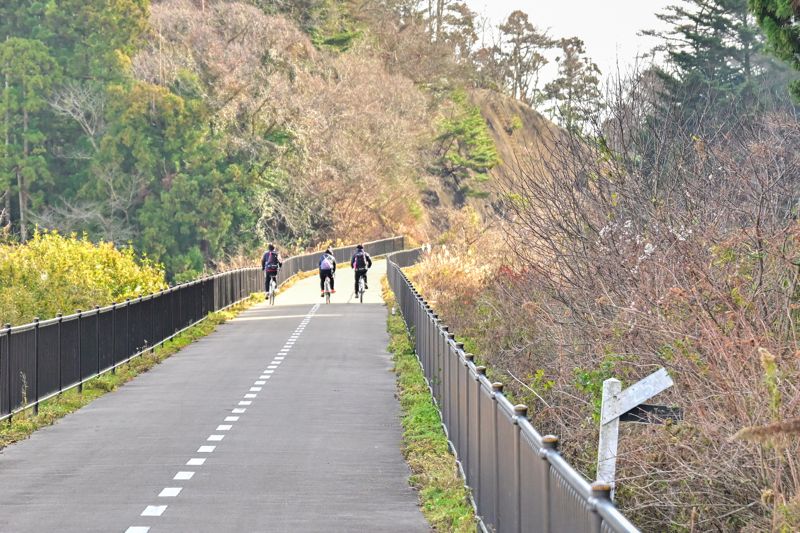 M16編成を撮影した直後、かつての線路だった道を高校生が元気に「こんにちは！」と言って走り去っていった（筆者撮影）