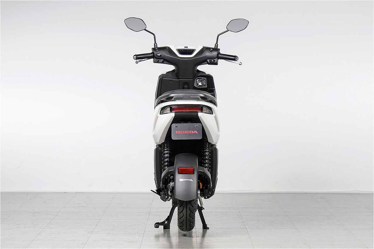 原付一種のホンダ新型電動スクーター｢アイコンe:｣（写真：ホンダモーターサイクルジャパン）
