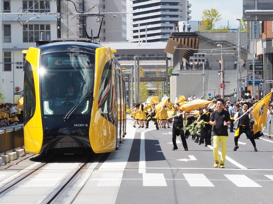 芳賀・宇都宮LRT開業日の記念パレード＝2023年8月26日（記者撮影）